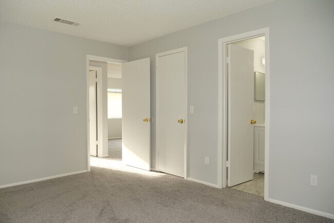 Building Photo - Spacious 2 Bedroom 2 Bath with Garage Avai...