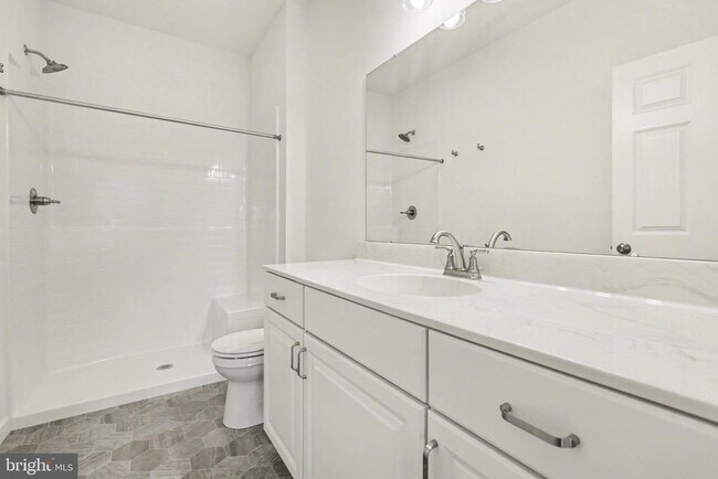 Building Photo - 7884 Oakbrook Dr