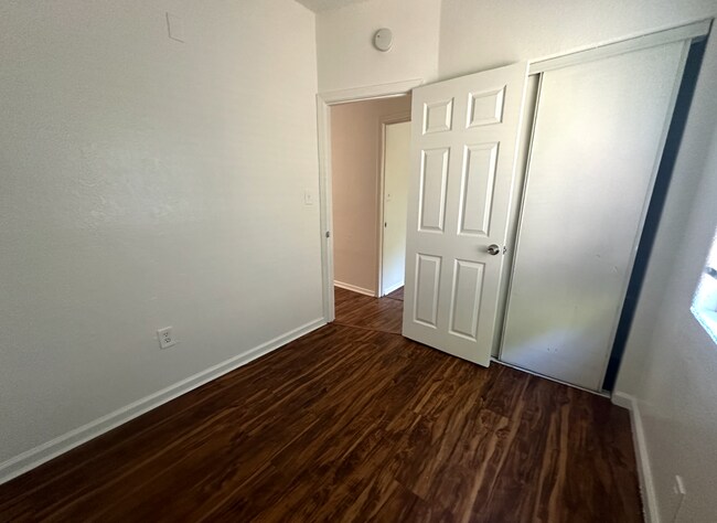 Building Photo - Charming 1 Bed 1 Bath Unit - Move in Speci...