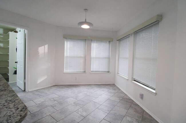 Building Photo - 14018 N Hills Village Dr