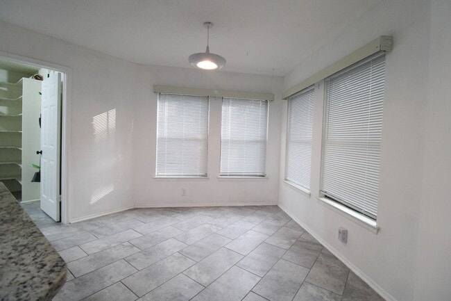 Building Photo - ************Move In Special- 2 WEEKS FREE Off 1st FULL MONTH************