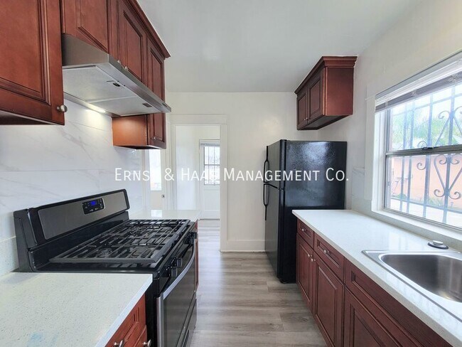 Building Photo - Charming 1+ Bedroom California Bungalow home!