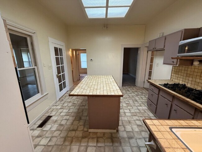 Building Photo - 3 Bedroom 1.5 Bath Downtown Dixon *STAR RENTALS