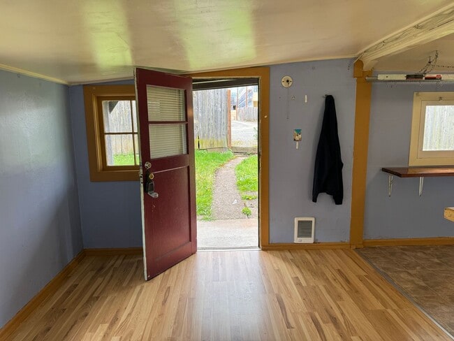 Building Photo - 1 bedroom 1 bath house
