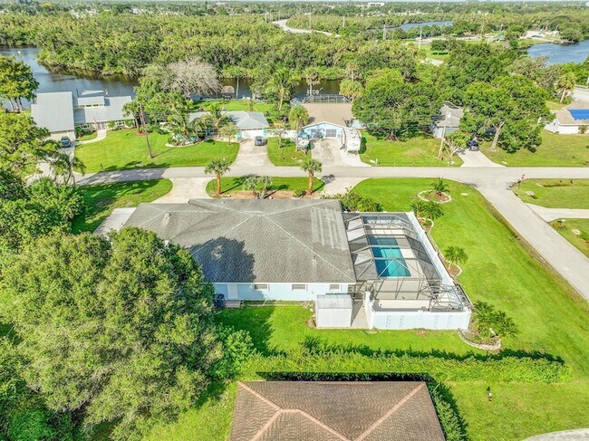 Building Photo - 154 SE Naranja Ave