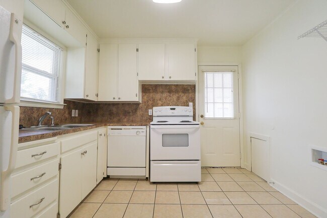 Building Photo - Beautiful Brookside duplex unit - NO PETS