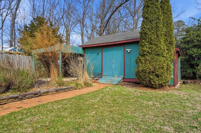 Building Photo - LIVE IN THE HEART OF RALEIGH-BEAUTIFUL AND FUNCTIONAL HOME AWAITS YOU!