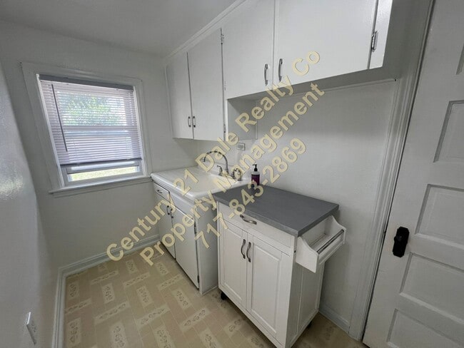 Building Photo - 1 Bedroom 1 Bath Home with a bonus room in...