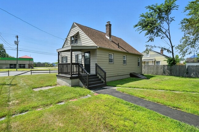 Building Photo - 1118 Boston Rd