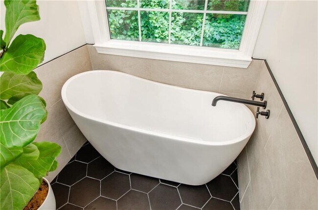 Building Photo - 3390 Northcliff Dr