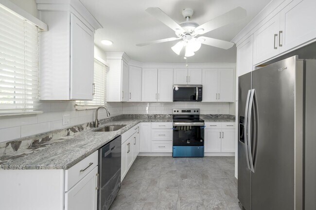 Building Photo - Gorgeous Home in Cottonwood Heights!