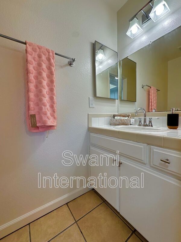 Building Photo - 14620 Berendo Ave