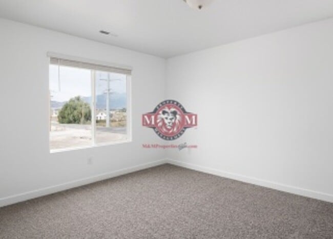 Building Photo - Great Newer 3 Bd 2.5 Bath Townhome