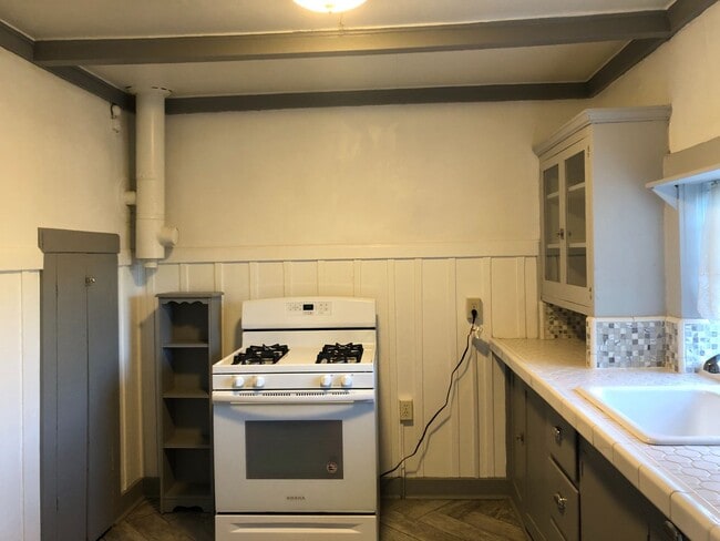 Building Photo - Historic 2-bedroom, 1.5 bath home in the h...