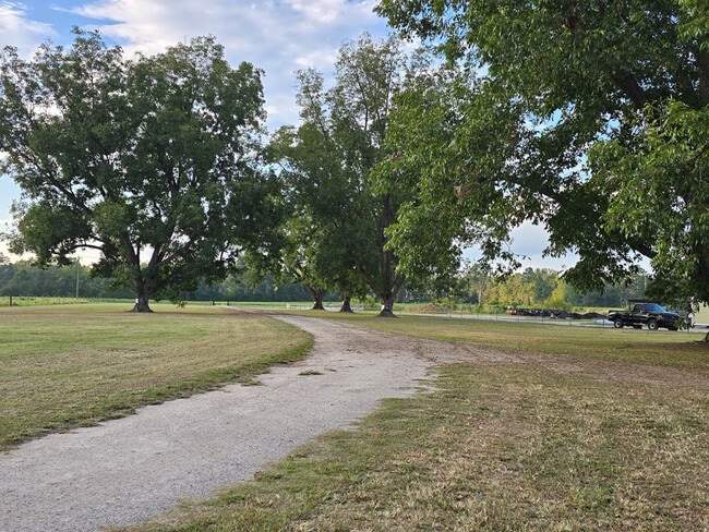 Building Photo - 900 Race Track Rd