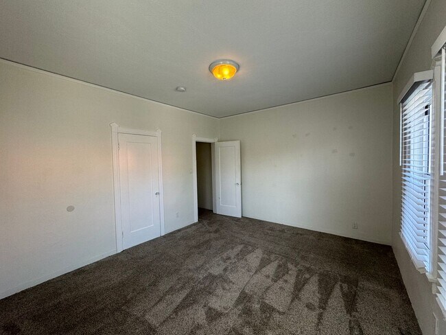 Building Photo - Welcome to Your New Home: Stunning Apartments in Orange St.