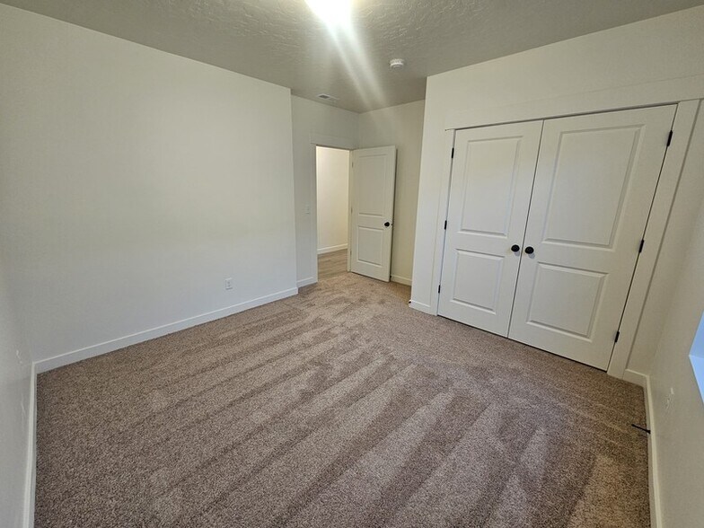 Building Photo - 895 E Antelope Dr