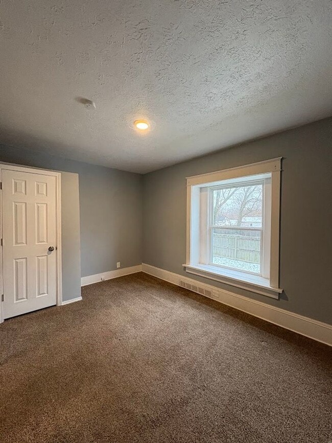 Building Photo - Four bedroom two bathroom home for rent