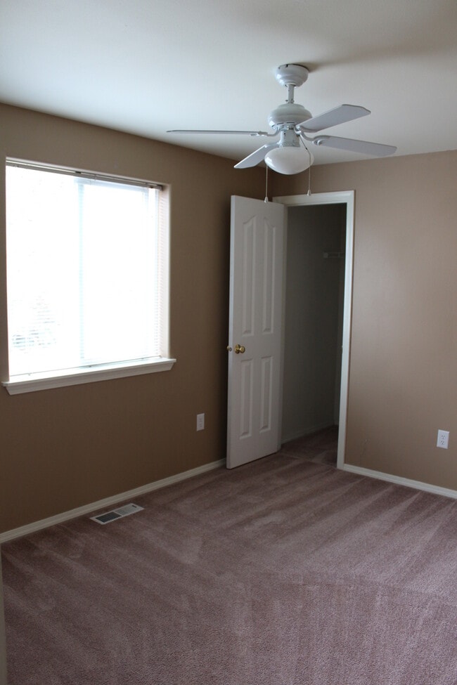 Building Photo - NE 4 Bedroom, 3 Bath, Gas Fireplace/Heat, ...