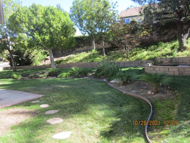 Building Photo - LAKE HILLS BEAUTY IN LA SIERRA