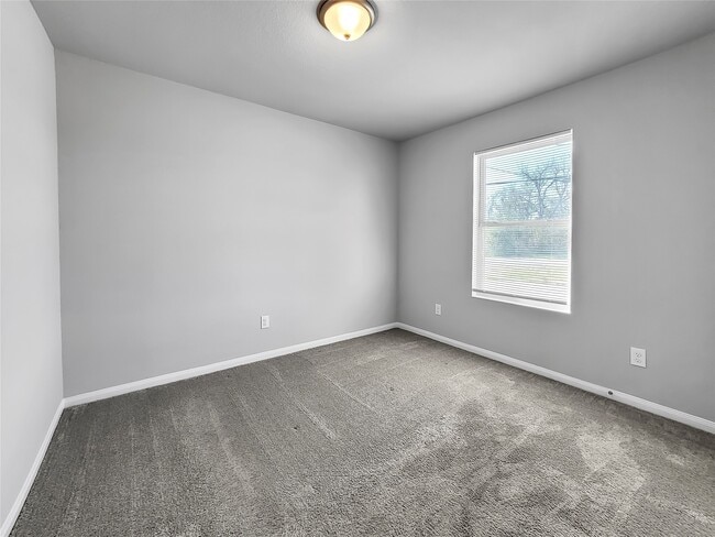 Building Photo - 2851 Golf Crest Dr