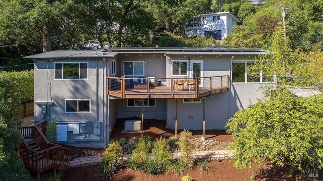 Building Photo - 5 Oak Springs Dr