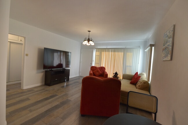 Building Photo - 723 S Louise St