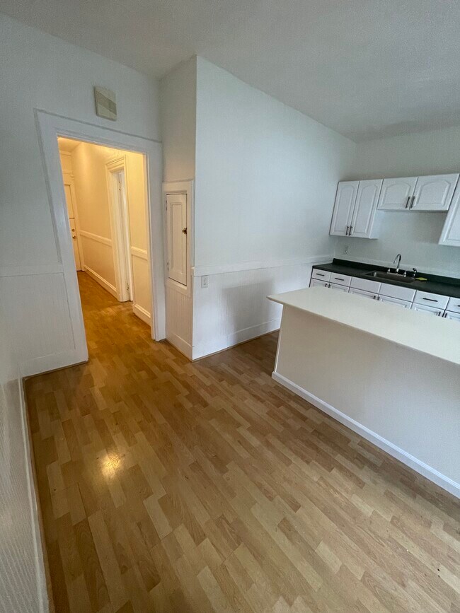 Building Photo - 112 Waterman St