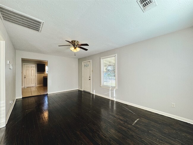 Building Photo - 6714 Dillon St