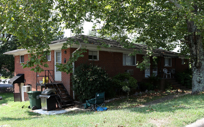 Building Photo - 214 E Cedar St