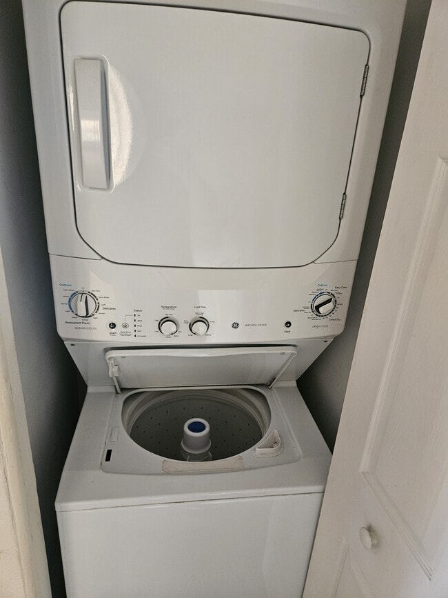 Building Photo - 402 Kensington Lake Cir