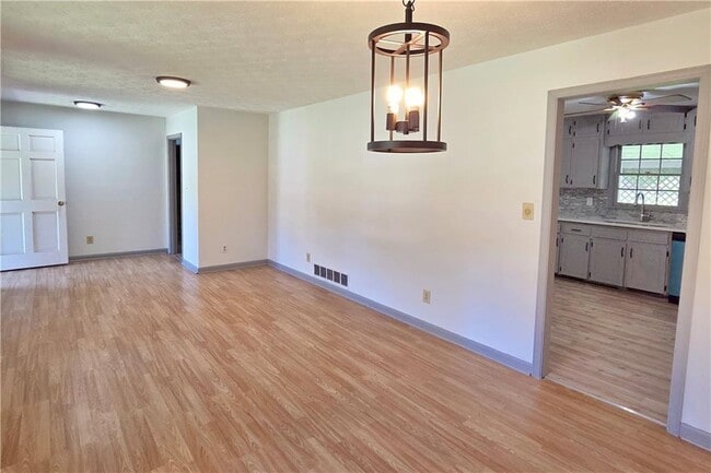 Building Photo - 6684 Londonderry Dr