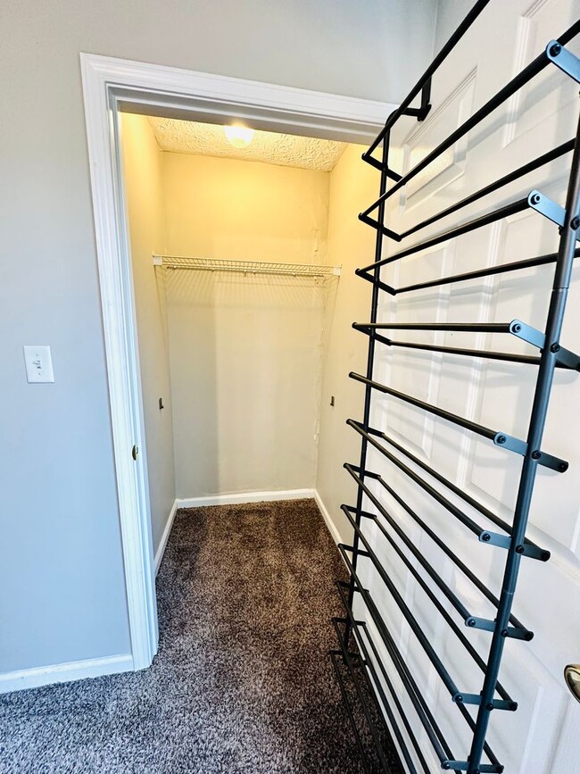 Building Photo - Updated 2 story townhome in Park Duvalle- ...