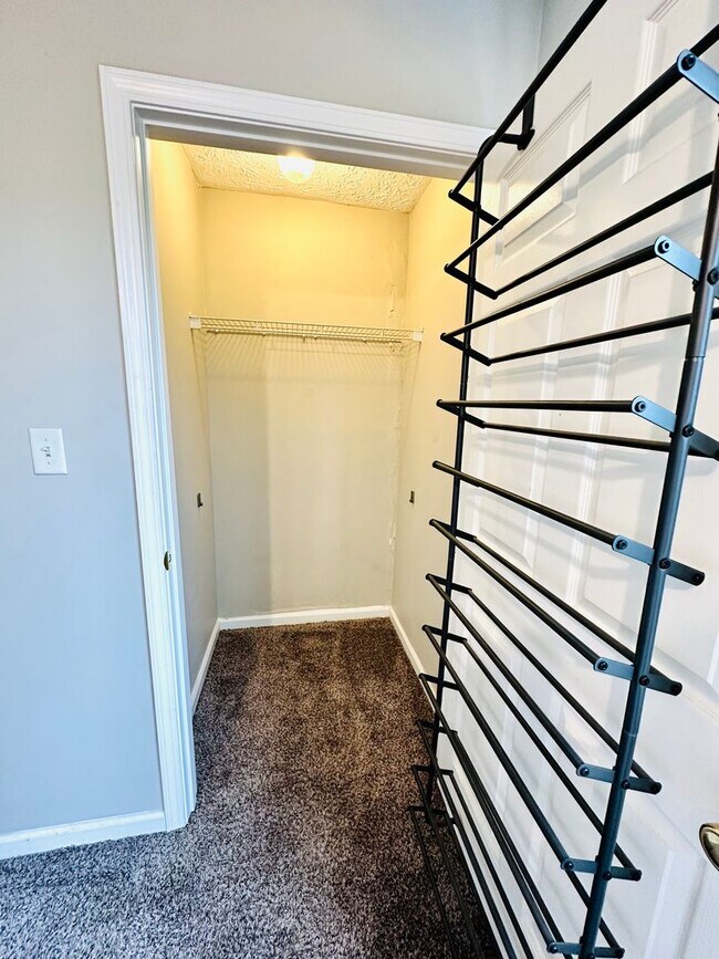 Building Photo - Updated 2 story townhome in Park Duvalle- Section 8 accepted