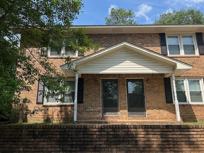 Primary Photo - Mallwood- 2 Bedroom, 1.5 Bath Townhouse-$2...