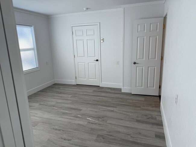 Building Photo - 185 Moss Ln