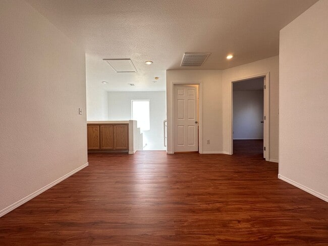 Building Photo - Single Family Home 3 Beds, 2.5 bath, 1 car garage