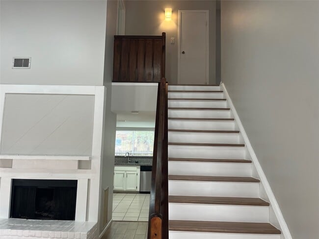 Building Photo - 65 Yewleaf Rd