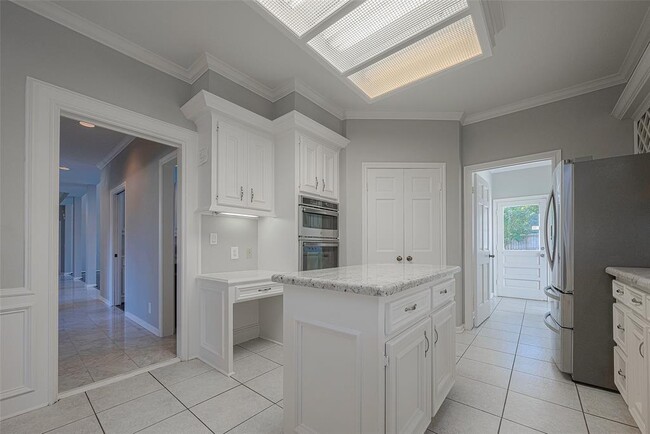 Building Photo - 15714 Sylvan Lake Dr