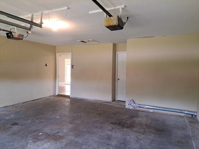 Building Photo - 3 Bedroom / 2 Bath / 2 Car Garage