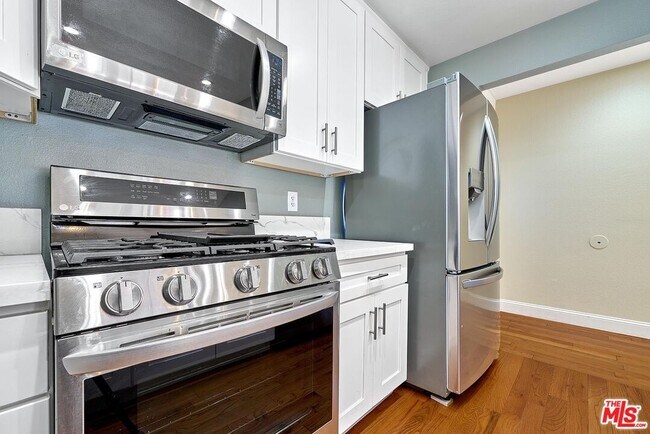 Building Photo - 326 S Manhattan Pl