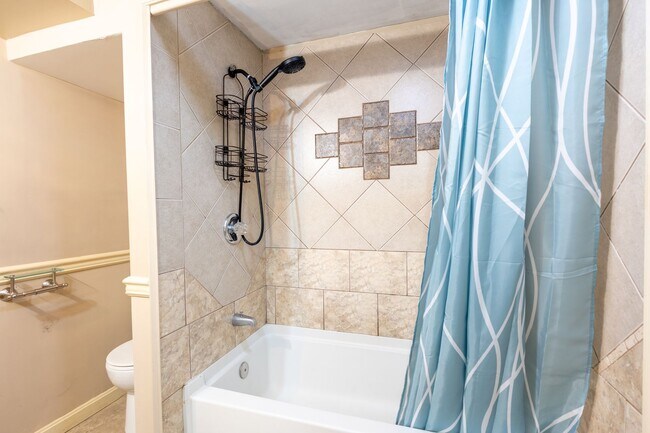 Building Photo - Cozy 3 BR/2 BA Single-Family Home in Halet...