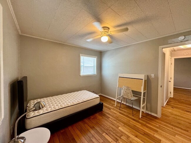 Building Photo - Charming Home Available in Tahoe Park!