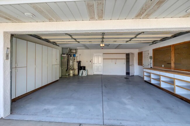 Building Photo - Spacious 3-Bedroom Home with Incredible Garage & Prime Location!