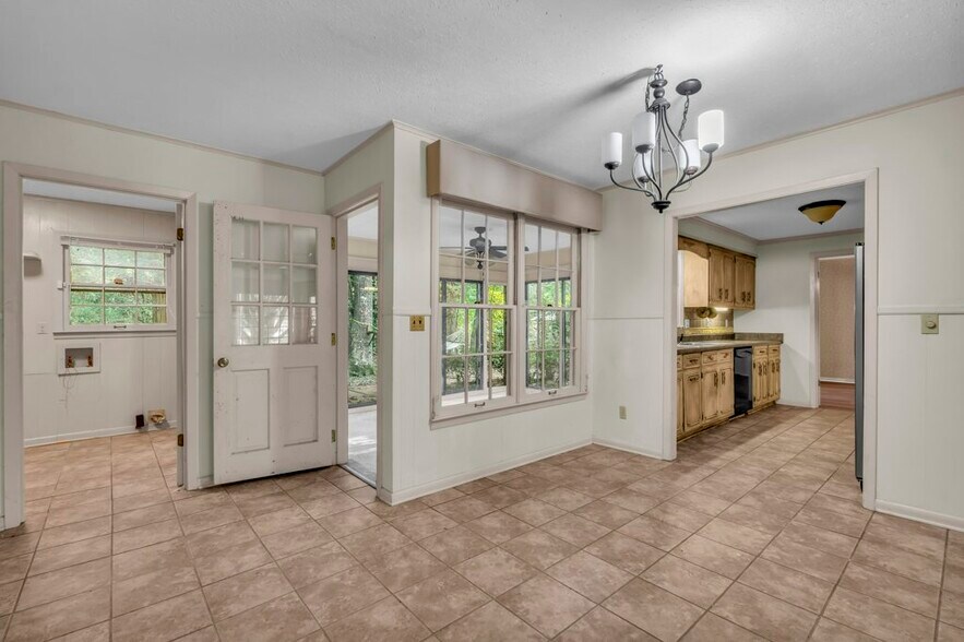 Building Photo - 704 19th Ave N