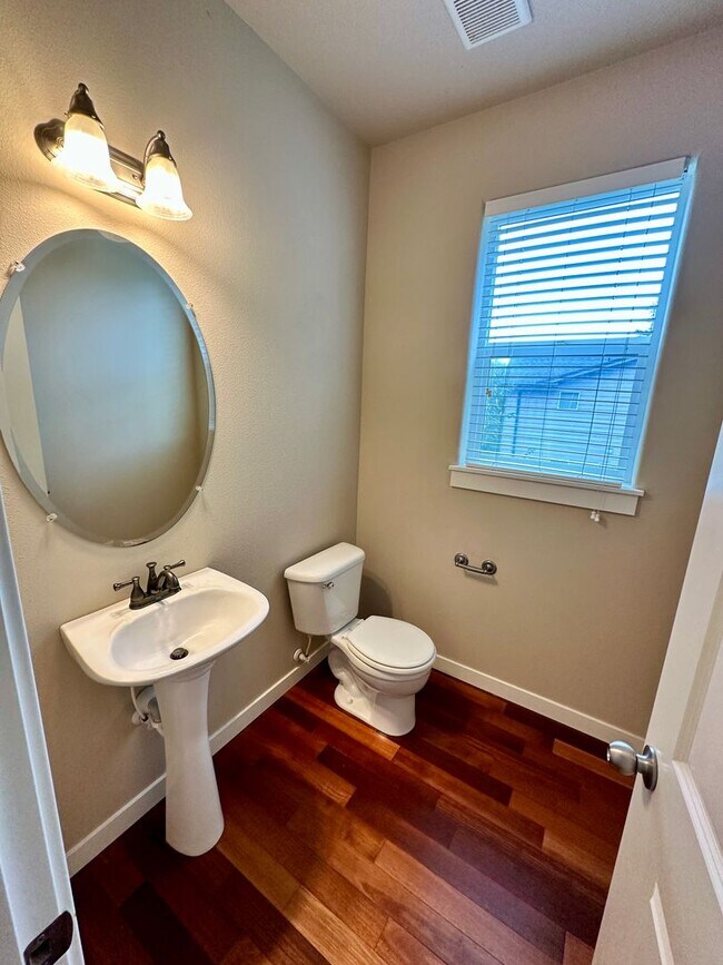Building Photo - Beautiful 6-bedroom 4-bathroom home in an upscale neighborhood in the Sexton Mountain section of ...