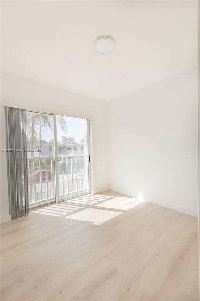 Building Photo - 717 SW 11th Ave