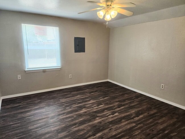 Building Photo - 905/907 N Ave K - duplex
