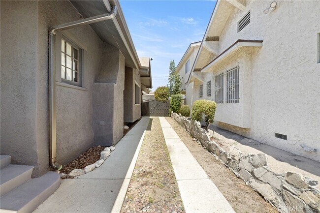 Building Photo - 1583 W 48th St