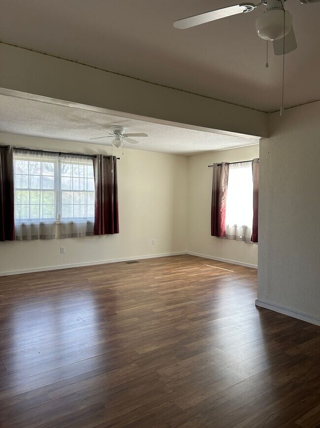 Building Photo - 302 Salem St